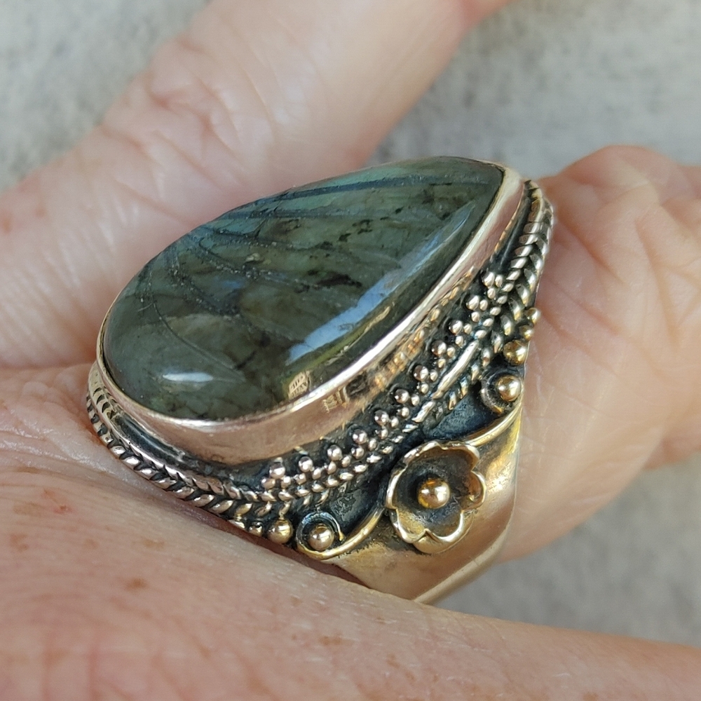 Carved Labradorite Gemstone Ring in 925 Sterling Silver (9) - Picture 3 of 12